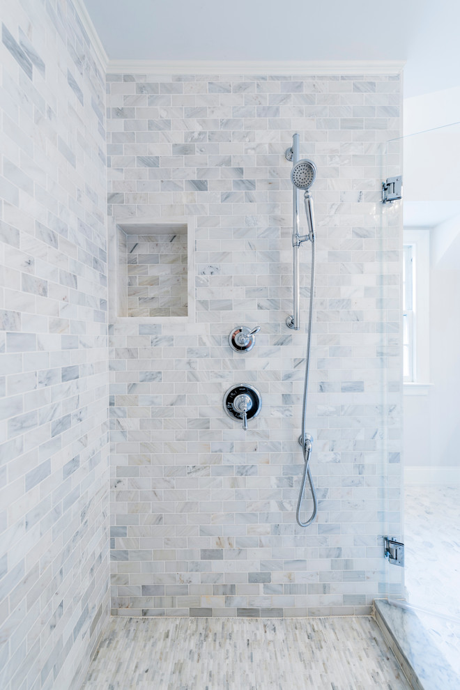 Exempel på ett stort klassiskt en-suite badrum, med luckor med infälld panel, vita skåp, en öppen dusch, en toalettstol med hel cisternkåpa, vit kakel, mosaik, beige väggar, marmorgolv, ett undermonterad handfat och bänkskiva i kvarts