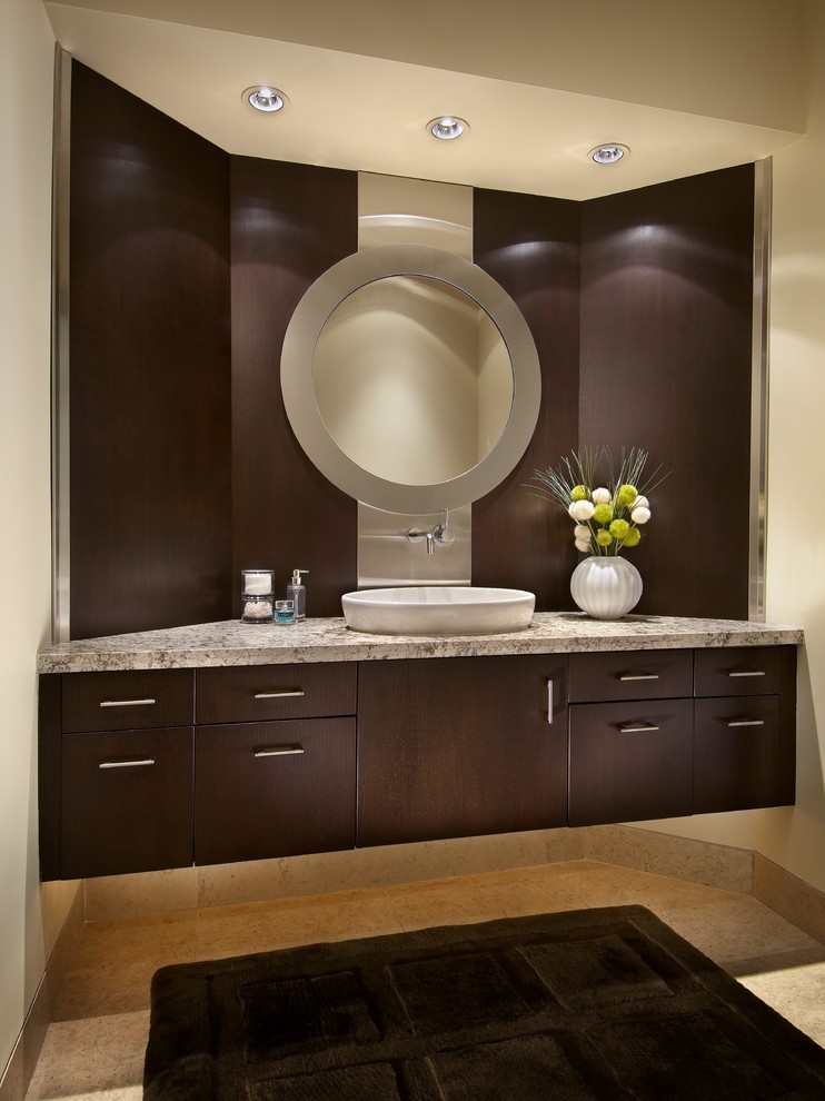 Immagine di una stanza da bagno padronale minimal con lavabo a bacinella, ante lisce, ante in legno bruno, top in granito, WC monopezzo, pareti bianche e pavimento in travertino