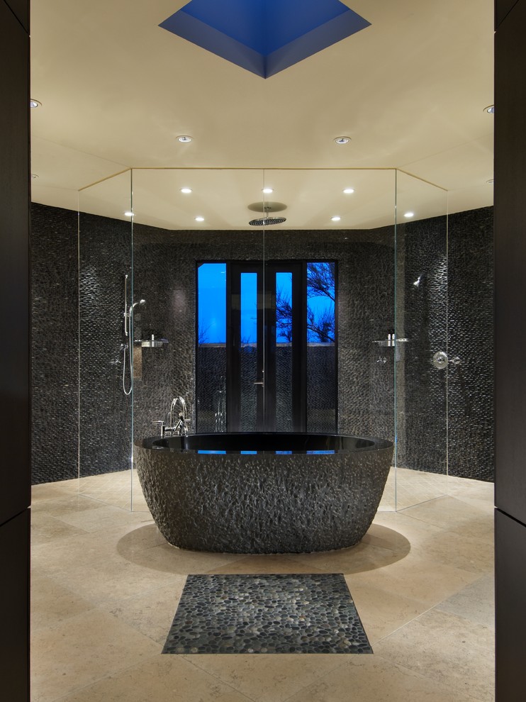 Идея дизайна: большая главная ванная комната в современном стиле с отдельно стоящей ванной, душем без бортиков, серой плиткой, галечной плиткой, плоскими фасадами, темными деревянными фасадами, белыми стенами и полом из травертина