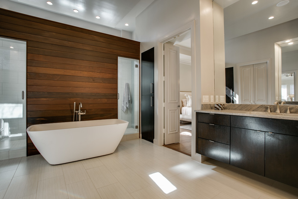 Inredning av ett modernt stort en-suite badrum, med släta luckor, skåp i mörkt trä, granitbänkskiva, ett fristående badkar, en dubbeldusch, porslinskakel, klinkergolv i porslin och vita väggar
