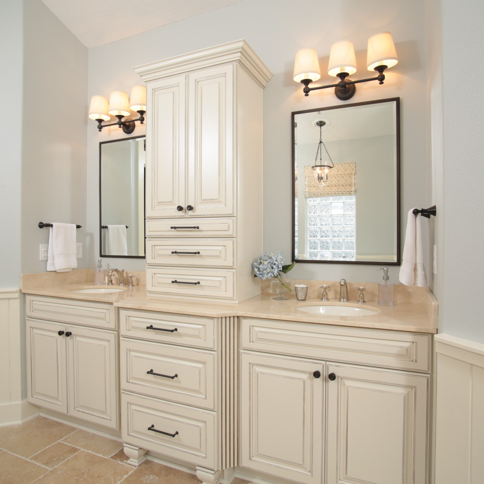 Idéer för stora vintage beige en-suite badrum, med luckor med upphöjd panel, gula skåp, blå väggar, kalkstensgolv, ett undermonterad handfat och marmorbänkskiva