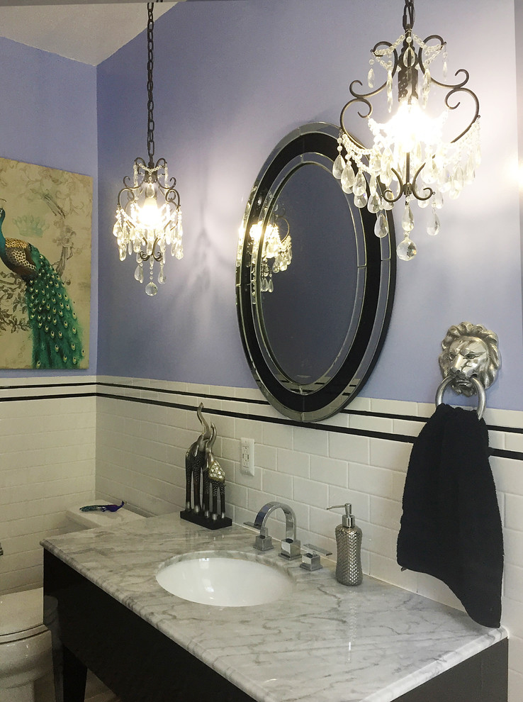 Cette photo montre une salle de bain victorienne de taille moyenne avec un lavabo encastré, un placard en trompe-l'oeil, des portes de placard noires, un plan de toilette en marbre, une baignoire en alcôve, un combiné douche/baignoire, WC séparés, un carrelage noir et blanc, des carreaux de céramique, un mur violet et un sol en carrelage de terre cuite.