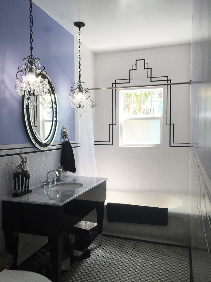 Bild på ett litet vintage grå grått badrum med dusch, med ett undermonterad handfat, möbel-liknande, svarta skåp, marmorbänkskiva, ett badkar i en alkov, en dusch/badkar-kombination, en toalettstol med separat cisternkåpa, svart och vit kakel, keramikplattor, lila väggar, mosaikgolv, grått golv och dusch med duschdraperi