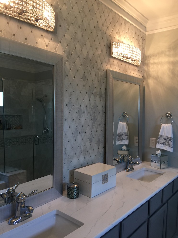 Foto på ett mellanstort vintage en-suite badrum, med släta luckor, grå skåp, ett platsbyggt badkar, en hörndusch, beige kakel, porslinskakel, grå väggar, ett undermonterad handfat, marmorbänkskiva och dusch med gångjärnsdörr