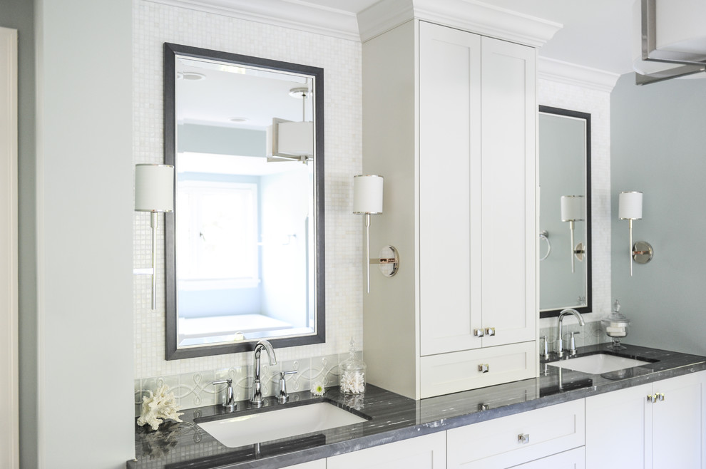 Idéer för ett stort klassiskt en-suite badrum, med luckor med infälld panel, vita skåp, ett fristående badkar, en dusch i en alkov, vit kakel, blå väggar, ett undermonterad handfat och granitbänkskiva