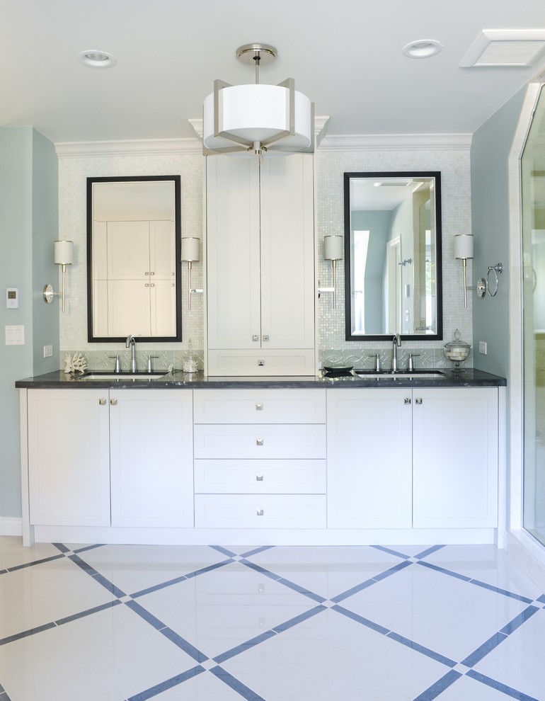 Пример оригинального дизайна: большая главная ванная комната в стиле неоклассика (современная классика) с фасадами с утопленной филенкой, белыми фасадами, отдельно стоящей ванной, душем в нише, белой плиткой, синими стенами, врезной раковиной и столешницей из гранита