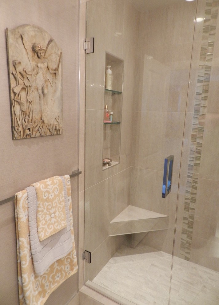 На фото: маленькая ванная комната в стиле неоклассика (современная классика) с душем в нише, керамогранитной плиткой, серыми стенами, полом из керамогранита и бежевой плиткой для на участке и в саду