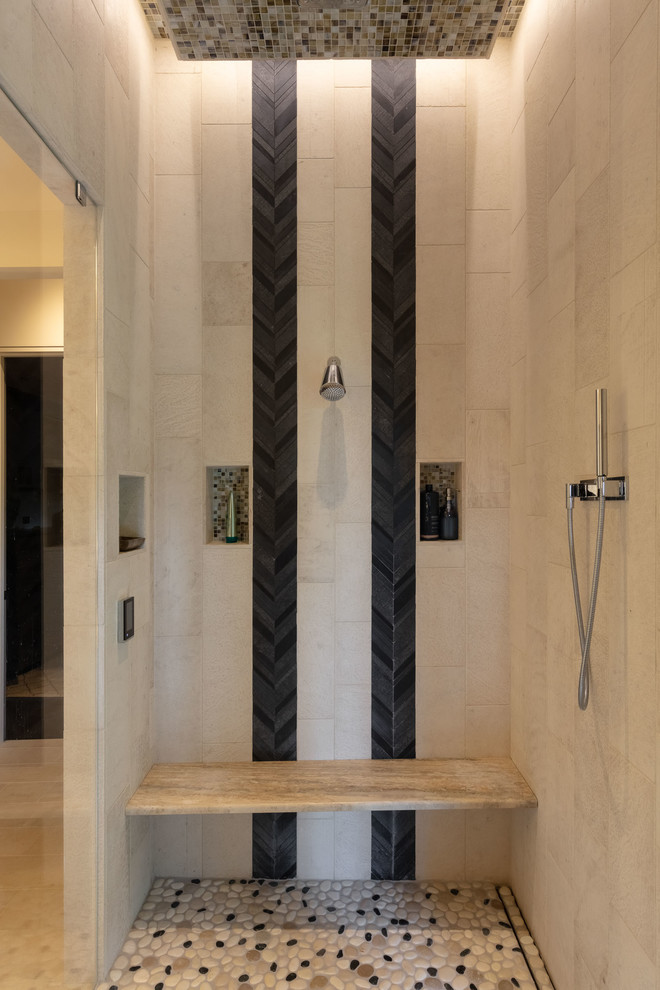 На фото: большая главная ванная комната в современном стиле с бежевыми фасадами, двойным душем, черной плиткой, керамической плиткой, белыми стенами, полом из керамической плитки, врезной раковиной, белым полом, открытым душем и бежевой столешницей