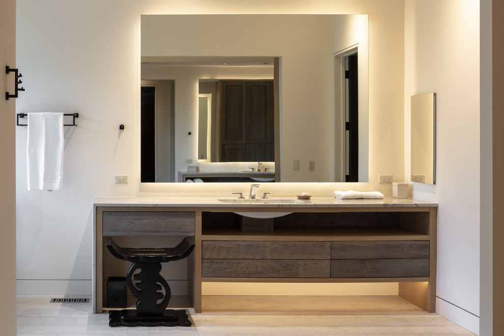 Immagine di una grande stanza da bagno padronale minimal con ante beige, pareti bianche, lavabo sottopiano, top beige, pavimento con piastrelle in ceramica e pavimento bianco