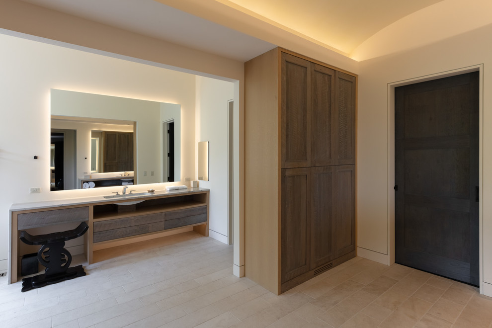Exempel på ett stort modernt beige beige en-suite badrum, med beige skåp, vita väggar, klinkergolv i keramik, ett undermonterad handfat och vitt golv