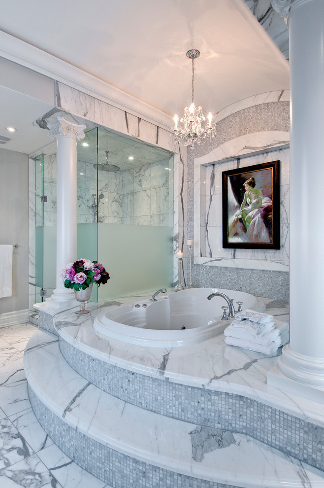 Foto de cuarto de baño principal clásico grande con ducha empotrada, sanitario de dos piezas, paredes grises y suelo de mármol