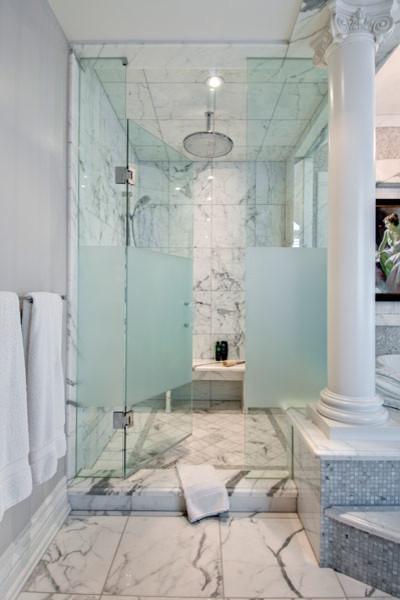Immagine di una grande stanza da bagno padronale tradizionale con doccia alcova, WC a due pezzi, pareti grigie e pavimento in marmo