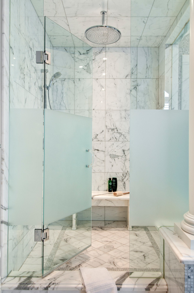 На фото: большая главная ванная комната в классическом стиле с душем в нише, раздельным унитазом, серыми стенами, мраморным полом, врезной раковиной и душем с распашными дверями