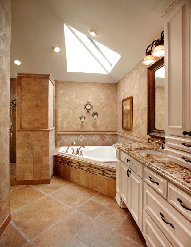 Inredning av ett klassiskt badrum, med beige skåp, ett hörnbadkar, beige kakel, beige väggar och klinkergolv i porslin