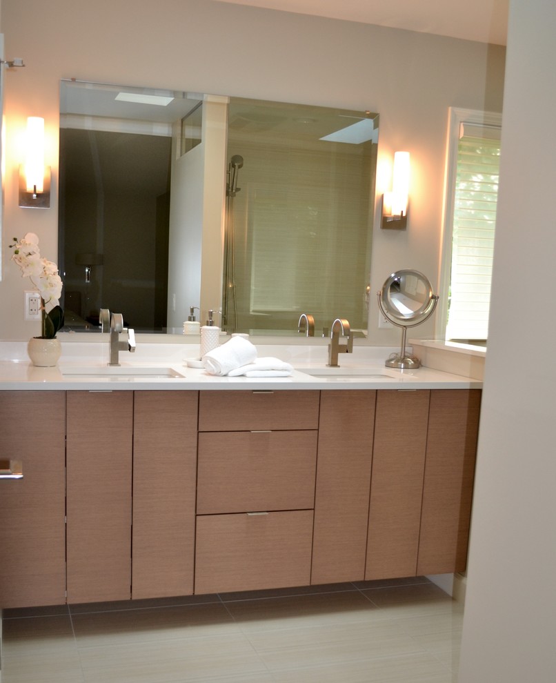 Foto di una stanza da bagno padronale moderna di medie dimensioni con ante lisce, ante in legno chiaro, pareti beige, pavimento in gres porcellanato, lavabo sottopiano, top in quarzite e pavimento beige
