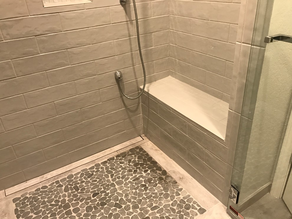 На фото: большая главная ванная комната в классическом стиле с серой плиткой, керамической плиткой, серыми стенами и полом из галечной плитки с