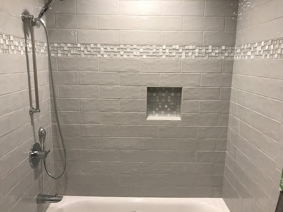 Idéer för ett stort klassiskt badrum med dusch, med en dusch/badkar-kombination, grå kakel, keramikplattor, grå väggar och klinkergolv i porslin