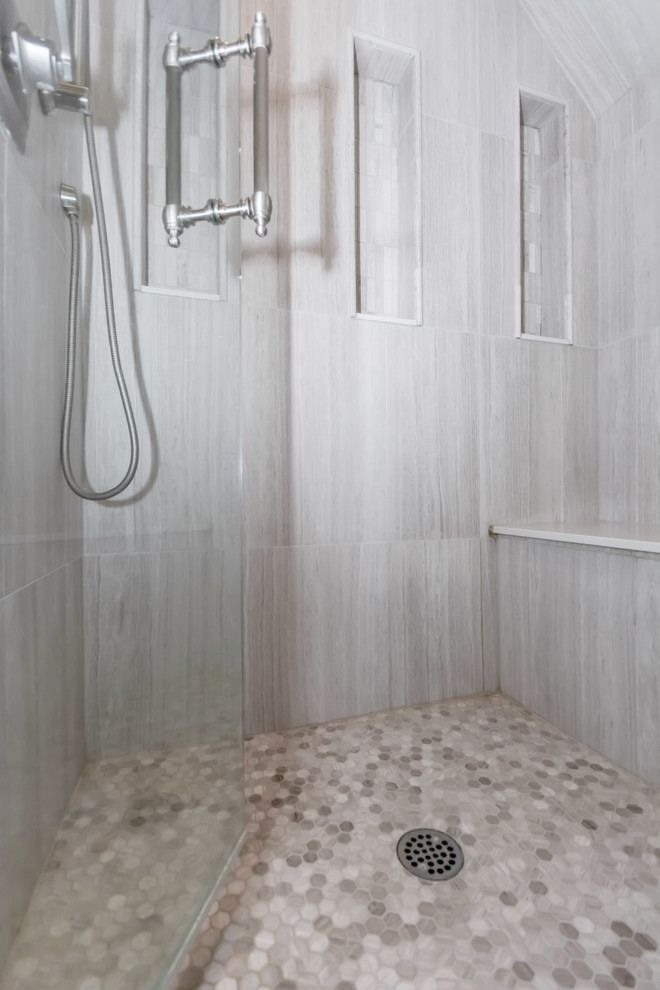 Idee per una stanza da bagno per bambini classica di medie dimensioni con doccia alcova, piastrelle grigie, piastrelle in gres porcellanato, pavimento con piastrelle a mosaico, pavimento grigio e porta doccia a battente