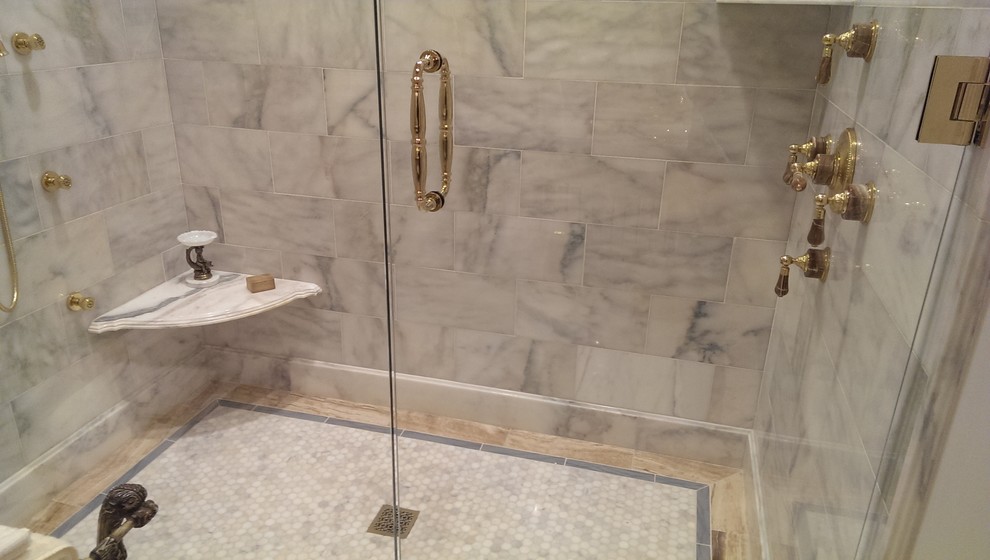 Foto på ett stort vintage badrum, med ett nedsänkt handfat, luckor med upphöjd panel, skåp i slitet trä, bänkskiva i kvartsit, beige kakel, stenkakel, beige väggar och marmorgolv