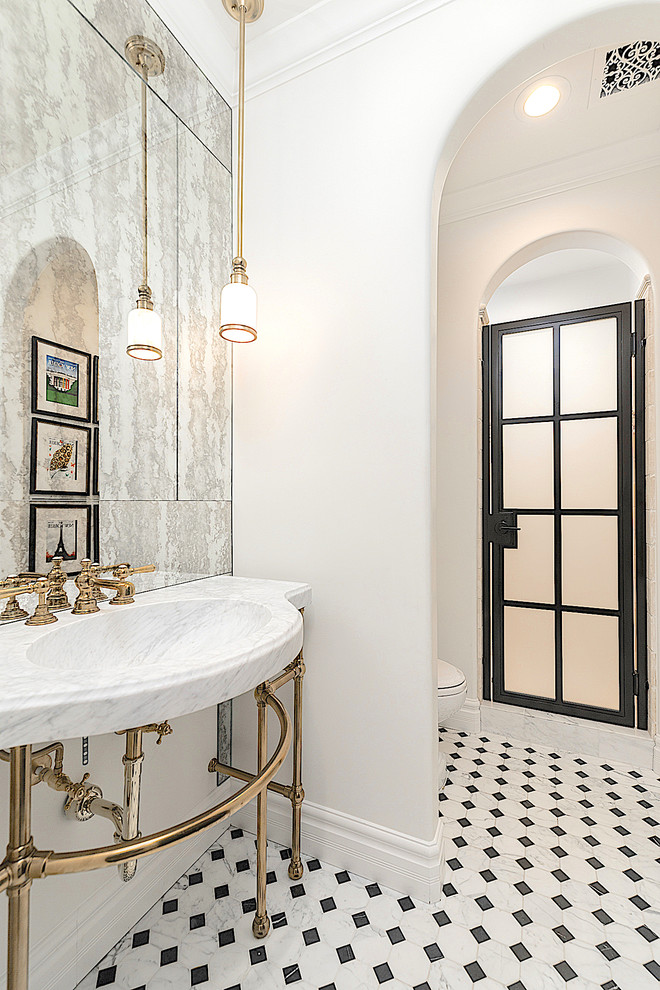 Свежая идея для дизайна: огромная главная ванная комната в стиле кантри с открытыми фасадами, отдельно стоящей ванной, душем в нише, унитазом-моноблоком, разноцветной плиткой, зеркальной плиткой, белыми стенами, мраморным полом, консольной раковиной, мраморной столешницей, разноцветным полом, душем с распашными дверями и белой столешницей - отличное фото интерьера