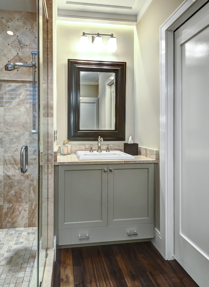 Klassisk inredning av ett mellanstort badrum med dusch, med luckor med infälld panel, gröna skåp, en hörndusch, gula väggar, mörkt trägolv och ett nedsänkt handfat