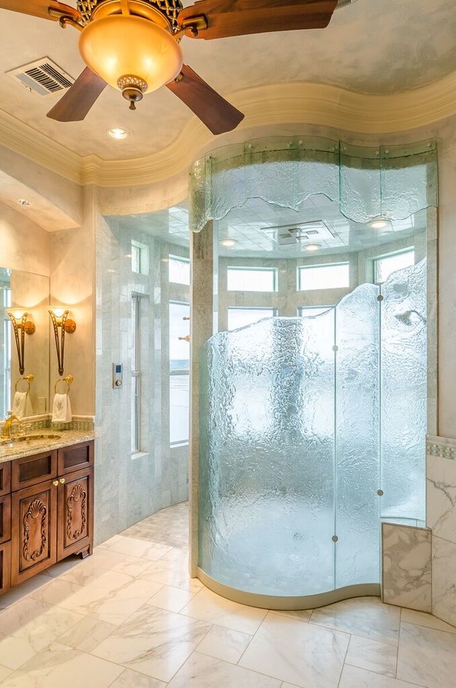 Inspiration för ett stort vintage en-suite badrum, med möbel-liknande, skåp i mellenmörkt trä, en kantlös dusch, vita väggar, ett undermonterad handfat, granitbänkskiva och marmorgolv