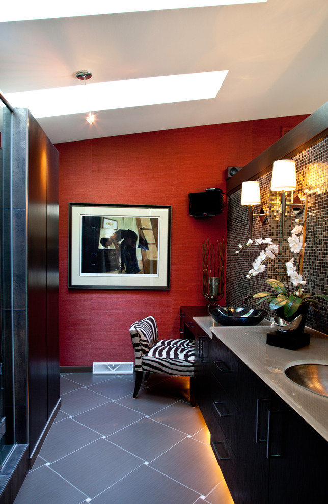 На фото: ванная комната среднего размера в стиле неоклассика (современная классика) с плоскими фасадами, душевой комнатой, разноцветной плиткой, плиткой мозаикой, красными стенами, полом из керамической плитки, врезной раковиной, столешницей из искусственного кварца, серым полом и душем с распашными дверями