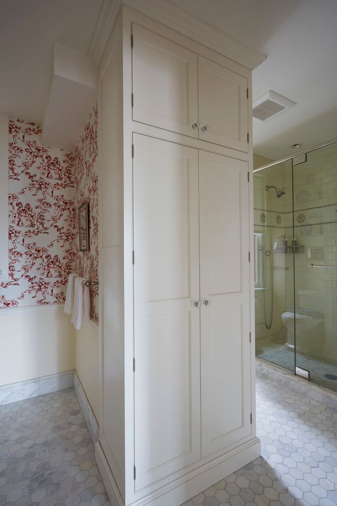 Cette photo montre une grande douche en alcôve principale chic avec un placard à porte shaker, des portes de placard blanches, un carrelage blanc, un carrelage métro, un mur blanc, un sol en marbre, un lavabo encastré et un plan de toilette en marbre.