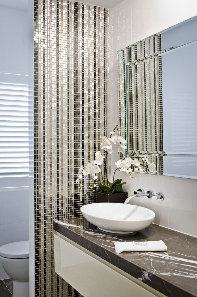 Пример оригинального дизайна: ванная комната в стиле неоклассика (современная классика) с настольной раковиной