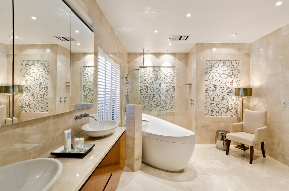 ブリスベンにあるトランジショナルスタイルのおしゃれな浴室 (置き型浴槽、ベッセル式洗面器) の写真