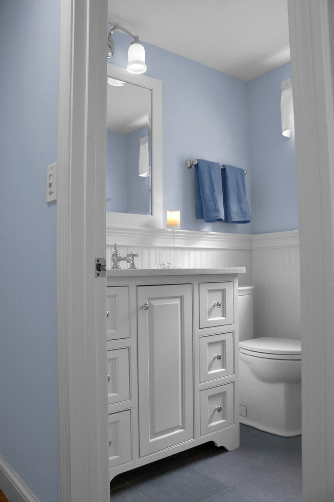 Ispirazione per una piccola stanza da bagno chic con lavabo sottopiano, ante a filo, ante bianche, top in quarzo composito, WC monopezzo, pareti blu e pavimento in gres porcellanato