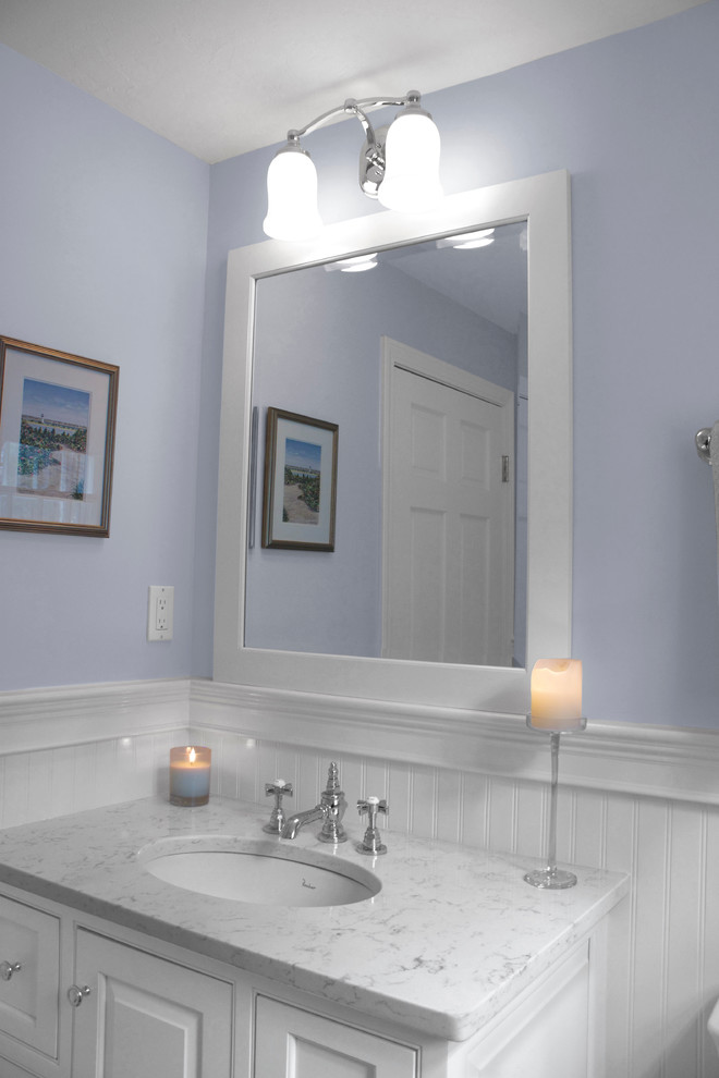 Inspiration pour une petite salle de bain traditionnelle avec un lavabo encastré, un placard à porte affleurante, des portes de placard blanches, un plan de toilette en quartz modifié, WC à poser, un mur bleu et un sol en carrelage de porcelaine.