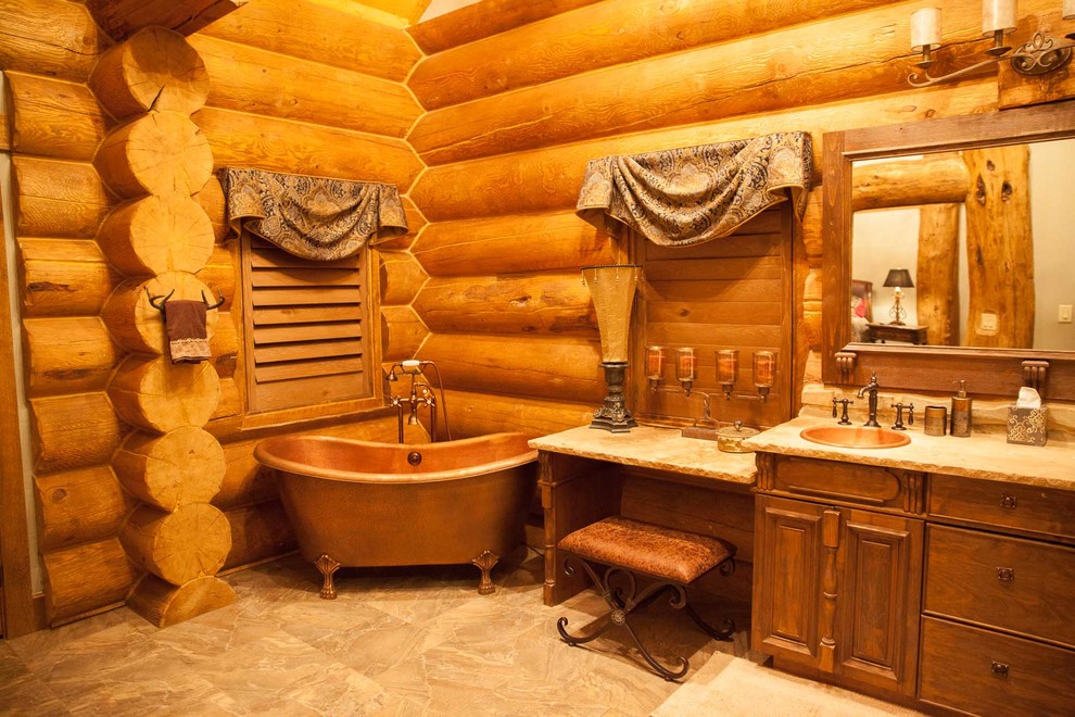 Идея дизайна: большая главная ванная комната в стиле рустика с плоскими фасадами, темными деревянными фасадами, бежевыми стенами, бетонным полом, столешницей из известняка, разноцветным полом, ванной на ножках и монолитной раковиной
