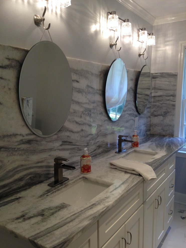 Idéer för att renovera ett vintage en-suite badrum, med skåp i shakerstil, vita skåp, ett undermonterat badkar, en öppen dusch, en toalettstol med separat cisternkåpa, marmorkakel, grå väggar, klinkergolv i porslin, ett undermonterad handfat, marmorbänkskiva, vitt golv och med dusch som är öppen