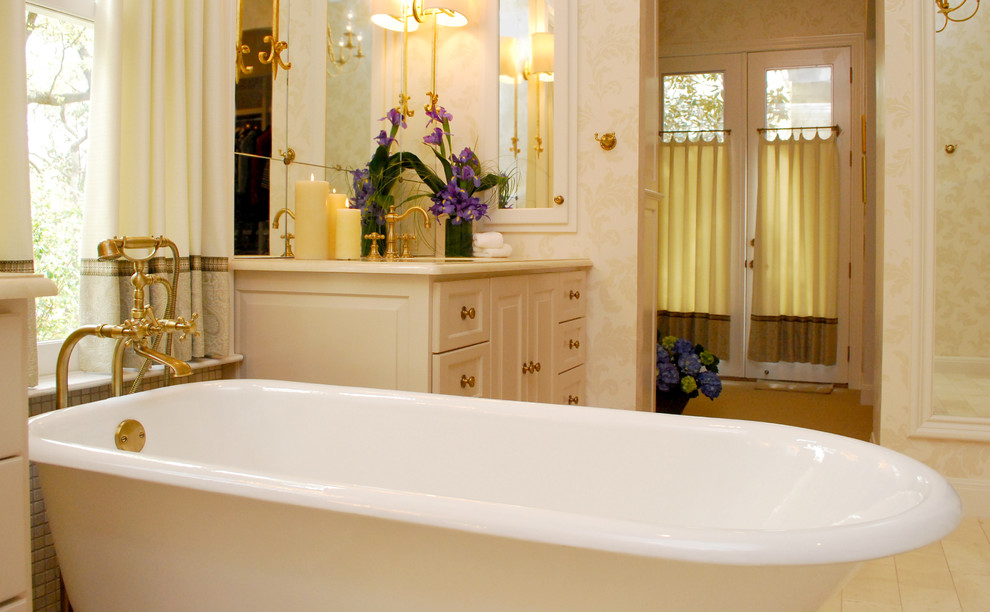 Exemple d'une salle de bain chic avec une baignoire sur pieds et un plan de toilette en marbre.