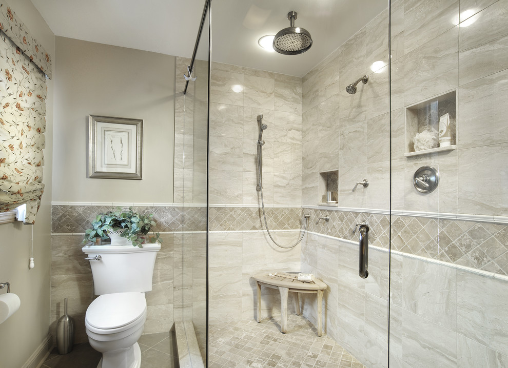Inredning av ett klassiskt badrum, med en hörndusch, en toalettstol med separat cisternkåpa, beige kakel och marmorkakel
