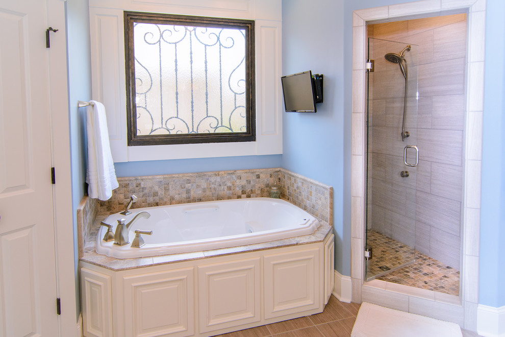 Пример оригинального дизайна: большая главная ванная комната в классическом стиле с врезной раковиной, фасадами островного типа, белыми фасадами, мраморной столешницей, накладной ванной, угловым душем, серой плиткой, керамической плиткой, синими стенами и полом из керамической плитки
