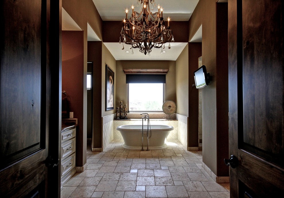 Immagine di una grande stanza da bagno padronale chic con consolle stile comò, ante bianche, vasca freestanding, pareti beige, pavimento in travertino e top in granito