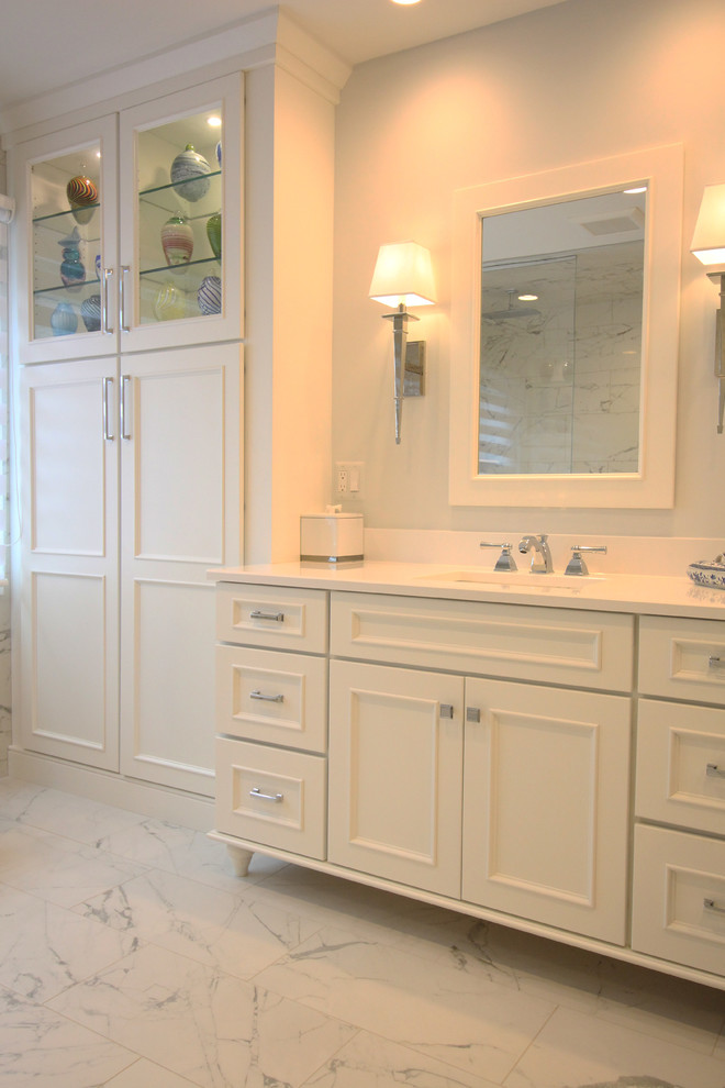 Idéer för ett mycket stort klassiskt en-suite badrum, med möbel-liknande, vita skåp, en kantlös dusch, en toalettstol med hel cisternkåpa, svart och vit kakel, grå väggar, ett undermonterad handfat och bänkskiva i kvarts
