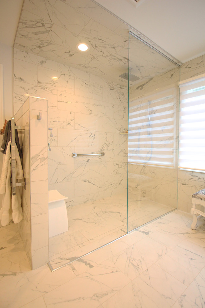 Bild på ett mycket stort vintage en-suite badrum, med möbel-liknande, vita skåp, en kantlös dusch, en toalettstol med hel cisternkåpa, svart och vit kakel, grå väggar, ett undermonterad handfat och bänkskiva i kvarts