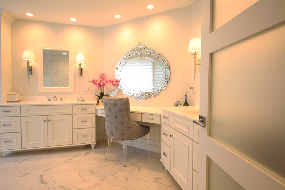 Foto på ett mycket stort vintage en-suite badrum, med möbel-liknande, vita skåp, en kantlös dusch, en toalettstol med hel cisternkåpa, svart och vit kakel, grå väggar, ett undermonterad handfat och bänkskiva i kvarts