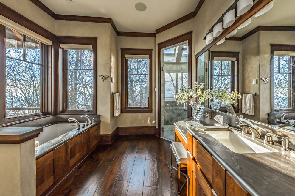 Bild på ett stort vintage grå grått en-suite badrum, med möbel-liknande, skåp i mörkt trä, ett undermonterat badkar, en hörndusch, beige väggar, mörkt trägolv, ett undermonterad handfat, brunt golv och dusch med gångjärnsdörr