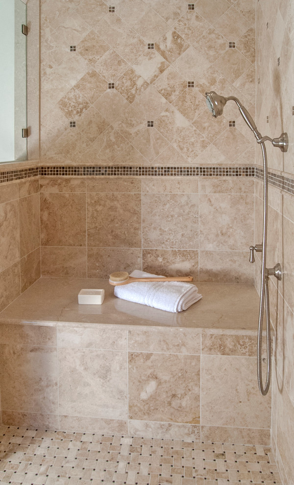 Bild på ett stort vintage en-suite badrum, med ett undermonterad handfat, luckor med profilerade fronter, vita skåp, marmorbänkskiva, en dubbeldusch, beige kakel, stenkakel, vita väggar och marmorgolv