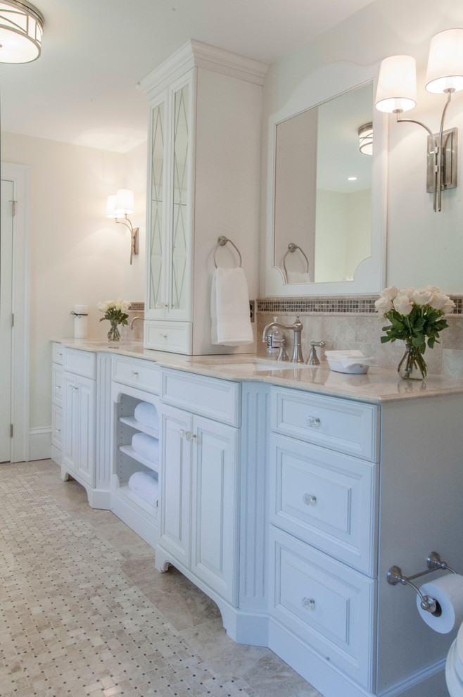 Réalisation d'une grande salle de bain principale tradition avec un lavabo encastré, un placard à porte affleurante, des portes de placard blanches, un plan de toilette en marbre, une douche double, un carrelage beige, un carrelage de pierre, un mur blanc et un sol en marbre.