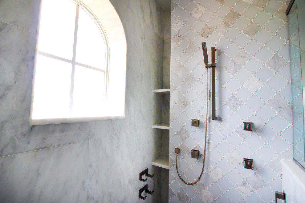 Foto di una stanza da bagno padronale chic con ante con bugna sagomata, ante grigie, doccia ad angolo, pistrelle in bianco e nero, piastrelle in pietra, pareti grigie e top in granito