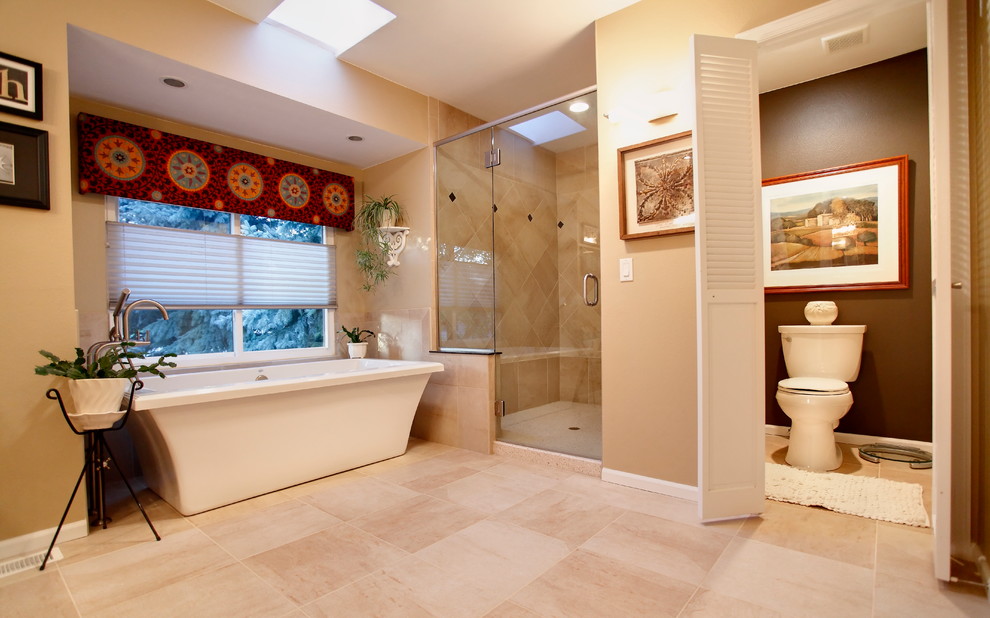 Cette image montre une salle de bain traditionnelle en bois brun avec un lavabo posé, une baignoire indépendante, une douche double, WC séparés, un placard à porte plane, un plan de toilette en granite, un carrelage beige et des carreaux de céramique.