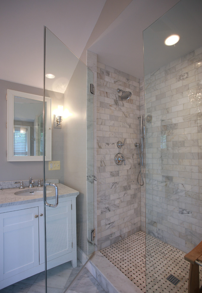 Esempio di una stanza da bagno padronale tradizionale con lavabo sottopiano, ante con riquadro incassato, ante bianche, vasca freestanding e doccia alcova