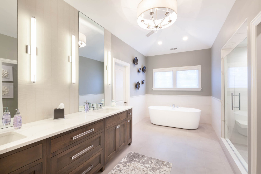 Bild på ett stort vintage grå grått en-suite badrum, med skåp i shakerstil, skåp i mellenmörkt trä, ett fristående badkar, en dusch i en alkov, vit kakel, beige väggar, klinkergolv i keramik, ett undermonterad handfat, bänkskiva i kvarts, beiget golv och dusch med gångjärnsdörr