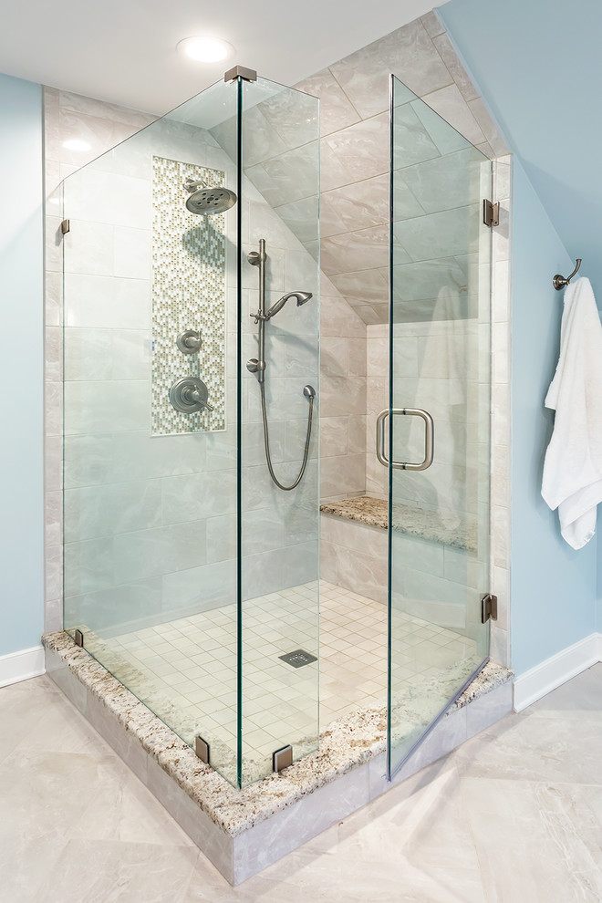 Свежая идея для дизайна: большая главная ванная комната в стиле неоклассика (современная классика) с белыми фасадами, отдельно стоящей ванной, угловым душем, раздельным унитазом, синими стенами, полом из керамогранита, врезной раковиной, столешницей из гранита, бежевым полом, душем с распашными дверями и разноцветной столешницей - отличное фото интерьера