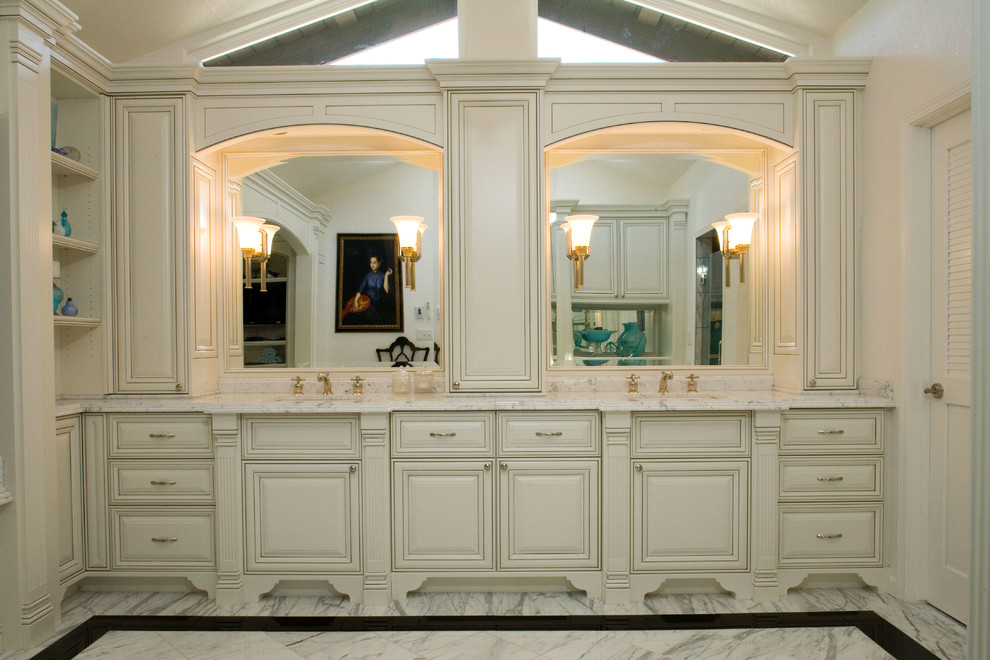 Bild på ett stort vintage en-suite badrum, med luckor med upphöjd panel, vita skåp, marmorbänkskiva, ett undermonterat badkar, vit kakel, stenkakel och marmorgolv